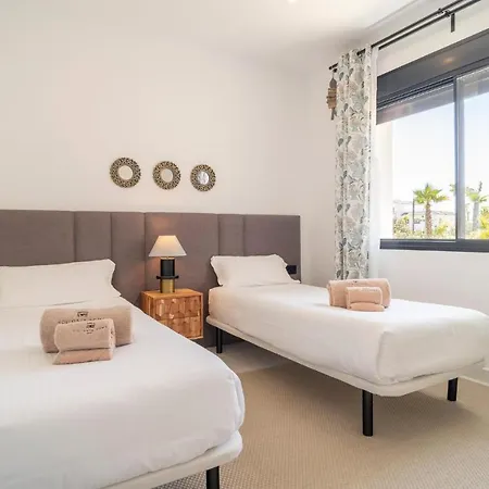 Beautiful In With 2 Bedrooms, Wifi And Outdoor Swimming Pool