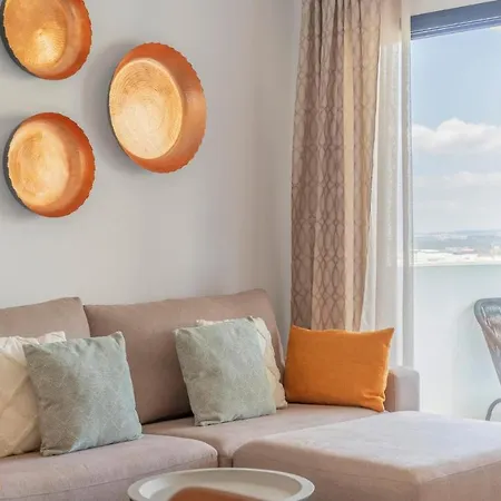 Beautiful In With 2 Bedrooms, Wifi And Outdoor Swimming Pool