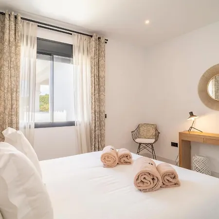 Beautiful In With 2 Bedrooms, Wifi And Outdoor Swimming Pool *