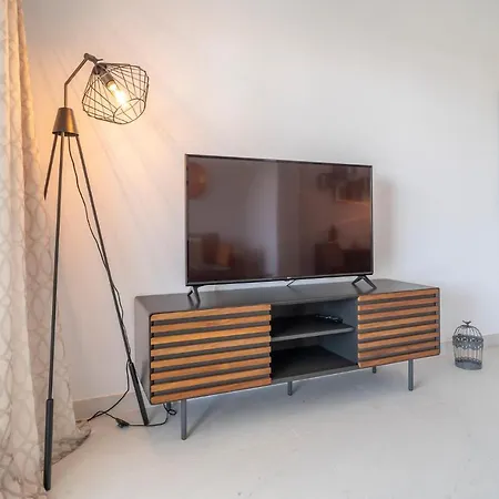 Beautiful In With 2 Bedrooms, Wifi And Outdoor Swimming Pool شقة *