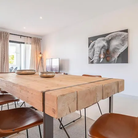 Beautiful In With 2 Bedrooms, Wifi And Outdoor Swimming Pool Apartment