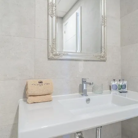 Beautiful In With 2 Bedrooms, Wifi And Outdoor Swimming Pool *
